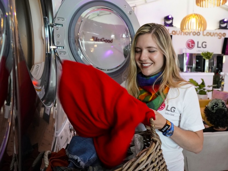 △LG전자가 현지시간 7~10일 미국 테네시주에서 열리는 초대형 음악 축제 ‘보나루 뮤직 앤 아트 페스티벌’에서 100평 크기의 의류관리가전 체험존 ‘LG 런드루 라운지’를 운영한다. 세탁기·건조기 25개 세트, 스타일러 4대 등을 설치해 약 7만명의 관람객들에게 신개념 의류관리문화를 적극 전파하고 있다