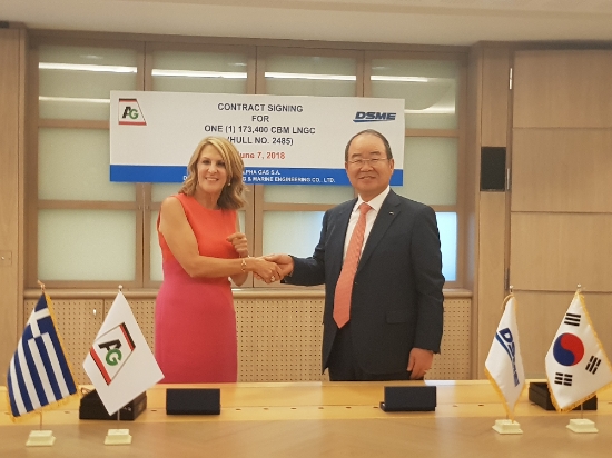 7일(현지시간) 그리스에서 정성립 대우조선해양 사장(오른쪽)과 안나 안젤리쿠시스 알파가스 사 사주씨가 LNG운반선 건조계약서에 서명한 뒤 악수를 하고 있다. 사진=대우조선해양.