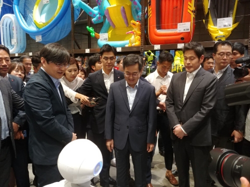 정용진 신세계그룹 부회장(앞줄 맨 우측)이 김동연 경제부총리 겸 기획재정부 장관(가운데)과 8일 경기 하남시 스타필드 하남에서 인공지능 로봇 서비스를 체험하고 있다. 한국금융신문DB