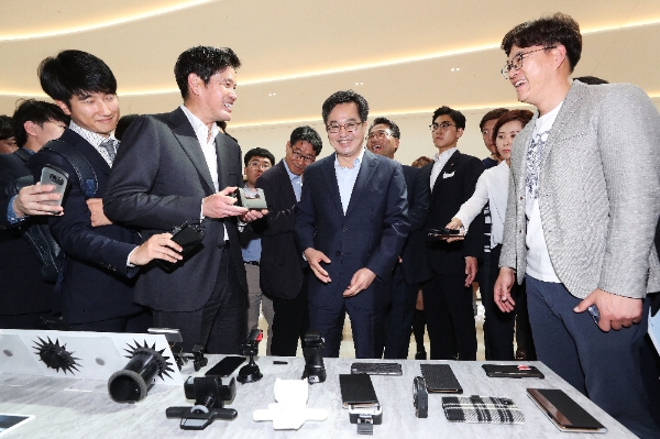 김동연 경제부총리(가운데)와 정용진 신세계그룹 부회장(좌측)이 8일 경기 하남시 스타필드 하남 내 위치한 스타트업 상생 매장 '스타트업스페이스'에서 상품을 둘러보고 있다. 신세계 제공