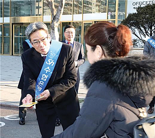 고객 홍보에 직접 나선 이동빈 Sh수협은행장./사진제공=Sh수협은행