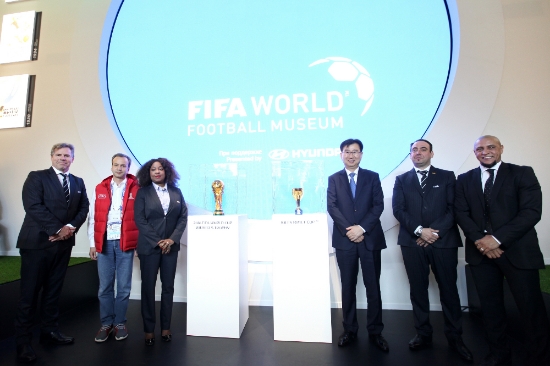'2018 FIFA 러시아 월드컵' 기념 특별 전시회 'FIFA World Football Museum Presented by Hyundai'의 개막 행사에 참석한 (왼쪽부터) 필립 르플록(Philippe Le Floc'h) FIFA 상업 부문 최고책임자, 아르카디 드보르코비치(Arkady Dvorkovich) 〈2018 FIFA 러시아 월드컵〉 조직위원회 회장, 파트마 사무라(Fatma Samoura) FIFA 사무총장, 이원희 현대자동차 사장, 마르코 파쪼네(Marco Fazzone) FIFA 세계 축구 박물관 총괄 디렉터, 호베르투 카를로스(Roberto Carlos da Silva Rocha) FIFA 홍보대사가 기념 촬영을 하고 있는 모습. 사진=현대자동차.