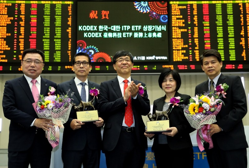 이날 한구거래소 서울사옥에서 열린‘코덱스(KODEX) 한국-대만 IT프리미어 ETF’ 상장기념식에 참석한 관계자들이 상장기념패 전달 후 기념촬영을 하고 있다. (왼쪽부터) 채남기 한국거래소 경영지원본부장보, 배재규 삼성자산운용 부사장, 이은태 한국거래소 유가증권시장본부장, 레베카 첸 대만증권거래소 본부장, 빌리 왕 타이완인덱스플러스 사장. 사진=한국거래소