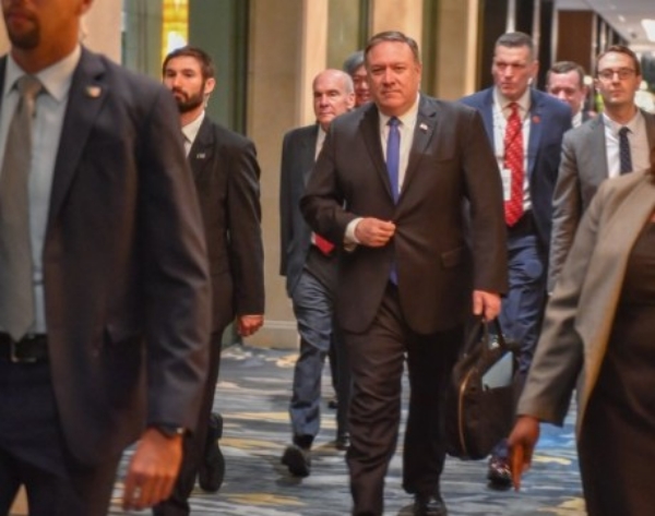 북미정상회담 장소로 이동 중인 마이크 폼페이오 미국 국무부장관. / 사진=미국 국방부 트위터.