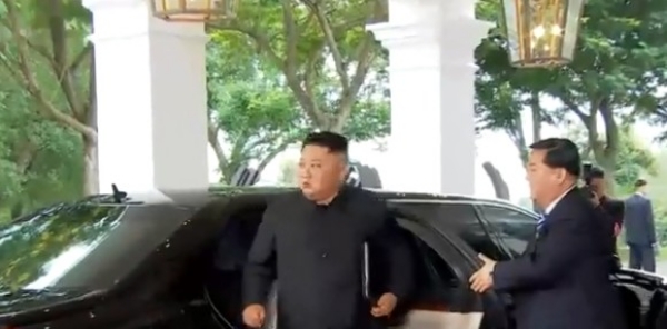 김정은 북한 국무위원장이 도널드 트럼프 미국 대통령과 '북미정상회담'을 위해 싱가포르 센토사섬 카펠라호텔에 도착했다. / 사진=YTN캡쳐.