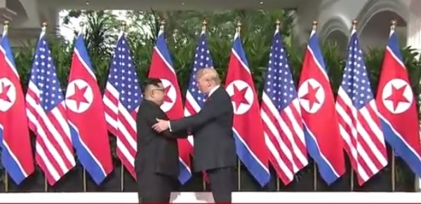 지난 6월 싱가포르에서 열린 제1차 북미정상회담에서 도널드 트럼프 미국 대통령(사진 오른쪽)과 김정은 북한 국무위원장(사진 왼쪽)이 악수를 나누고 있다. 사진=YTN켭쳐.