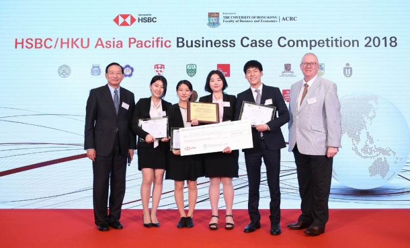 연세대학교 경영대학팀이 HSBC가 후원하고 홍콩대학교가 주최한 2018 글로벌 경영 전략 대회에서 우승했다. 피터 왕 (Peter Wong) HSBC 아태지역 회장(사진 왼쪽에서 첫 번째)과 스티븐 캐논 (Steven J Cannon) 홍콩대학 부총장(사진 왼쪽에서 여섯 번째)이 연세대학교 경영대학팀과 기념촬영을 하고 있다. / 사진 = HSBC 제공