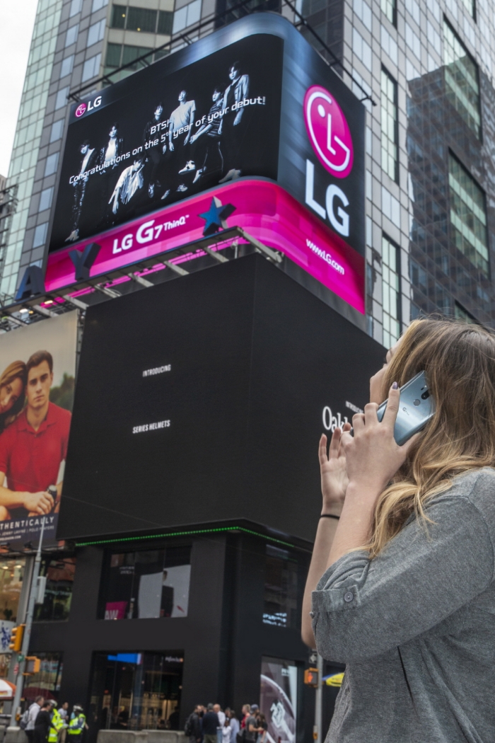 △LG전자가 현지시간 10일부터 사흘간 타임스스퀘어 전광판을 통해 방탄소년단을 응원하는 광고 영상을 상영하고 있다