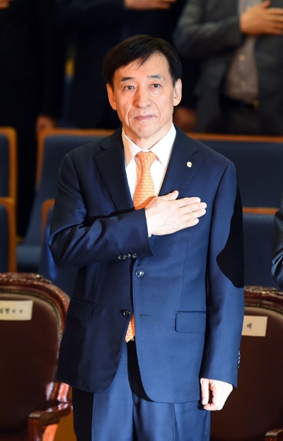 이주열 한국은행 총재가 12일 열린 한국은행 창립 68주년 기념식에서 국민의례를 하고 있다./사진제공=한국은행