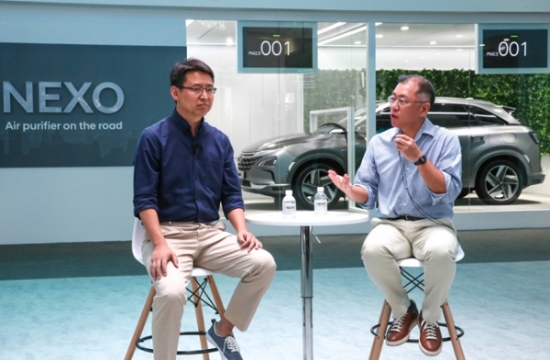 13일 (현지시간) 정의선 현대자동차 부회장(오른쪽)과 자오용 딥글린트 CEO가중국 상하이 신국제엑스포센터에서 열린 아시아 최대 규모 전자제품박람회 ‘CES 아시아 2018’에서 두 회사의 기술협력 파트너십에 대해 발표하고 있다. 사진=현대자동차.