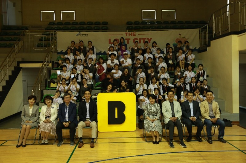 (사진 앞줄 왼쪽부터)김혜경 은행연합회 상무, 박진숙 서울여상 교장, 최형재 서울여상 교감,한국카카오은행 이수영 전략파트장이 금융빅게임 시작에 앞서 서울여상 학생들과 기념촬영을 하고 있다./사진제공=은행연합회