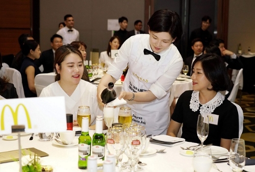 조주연 맥도날드 사장(가운데)이 직원들에게 직접 와인을 서빙하고 있다. 한국맥도날드 제공