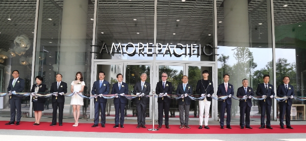 서경배 아모레퍼시픽그룹 회장(좌측부터 7번째) 등 임직원과 관계자들이 15일 서울 용산구 한강대로에 위치한 신사옥 준공 기념식에서 테이프커핑 행사를 진행하고 있다. 아모레퍼시픽 제공