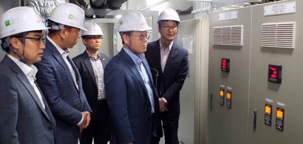 이광영 롯데자산개발 대표(우측에서 두번째)가 지난 14일 잠실 롯데월드몰을 찾아 직접 안전 점검을 실시하고 있다. 롯데자산개발 제공