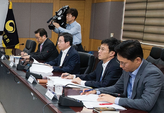 ▲ 김용범 금융위원회 부위원장(사진 왼쪽서 두 번째)이 지난 14일 서울 세종로 정부서울청사에서 열린 P2P대출 관리·감독 강화를 위한 ‘관계기관 합동 점검회의’에서 발언하고 있다. 사진 = 금융위원회