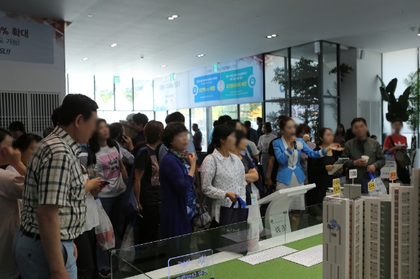 의왕 더샵캐슬 견본주택에 주말 3일간 총 1만6000여명이 다녀갔다. / 사진=포스코건설 컨소시엄.