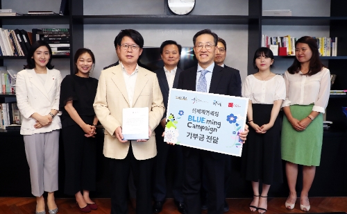 지난 15일 서울 회현동 신세계면세점 본사에서 손영식 신세계디에프 대표이사(좌)와 이완기 오이스타 대표이사(우)가 기부금 전달식을 갖고 기념촬영을 하고 있다. 신세계면세점 제공