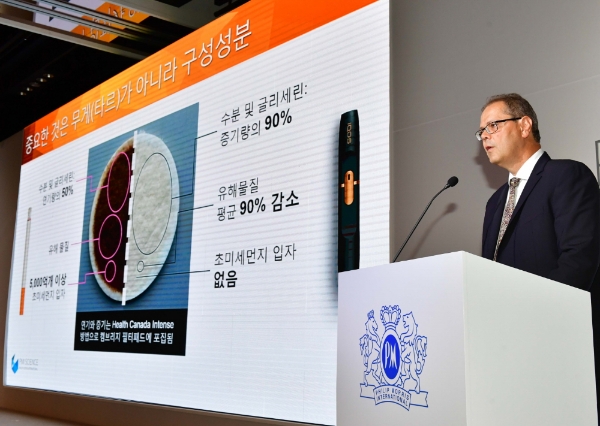 필립모리스 인터내셔널(PMI)의 과학연구 최고책임자인 마누엘 피취(Manuel Peitsch) 박사가 18일 서울 광화문 포시즌스호텔에서 기자간담회를 열고 아이코스 최신 임상연구 결과를 발표하고 있다. 한국필립모리스 제공