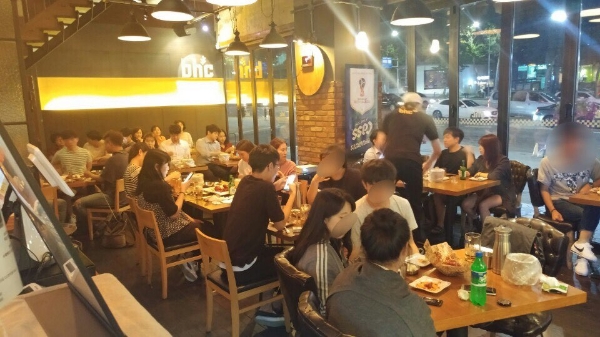 지난 18일 2018 러시아월드컵 F조 조별리그 한국·스웨덴전 관람객으로 붐비는 치킨 매장. bhc 제공