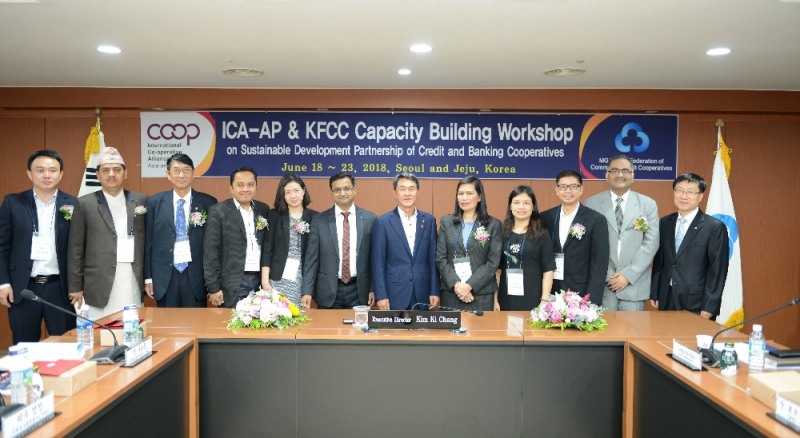 △워크숍에 참가한 8개국 9개 기관 신용은행협동조합 담당자들이 (왼쪽에서 일곱번째)김기창 새마을금고중앙회 전무이사와 함께 기념촬영을 하고 있다./사진=새마을금고중앙회
