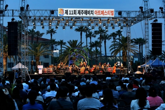 18일 제주 해비치 호텔&리조트 야외 정원에서 열된 ‘제11회 제주 해비치 아트 페스티벌’ 개막식 오프닝 공연이 진행되고 있는 모습. 사진=현대자동차그룹.