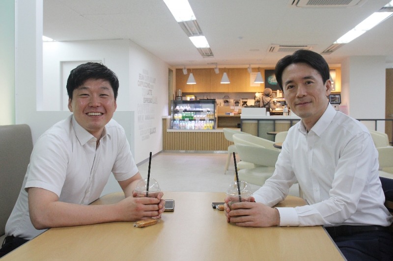 △하나생명 직원들이 테마커피에 참여하여, 임직원들과의 자유로운 소통을 즐기고 있다. / 사진=하나생명