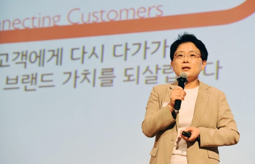 임일순 홈플러스 사장이 지난 19일 서울 양재동 더케이호텔 서울에서 열린 '파트너사 초청 콘퍼런스'에서 발표를 하고 있다. 홈플러스 제공