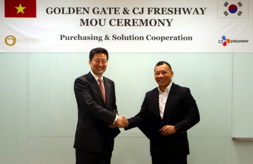 신상엽 CJ프레시웨이 글로벌본부장 상무(좌측)와 다오 더 빈 골든게이트 대표가 20일 서울 CJ프레시웨이 본사에서 식자재 구매 파트너십 구축을 위한 업무협약을 체결하고 기념촬영을 하고 있다. CJ프레시웨이 제공