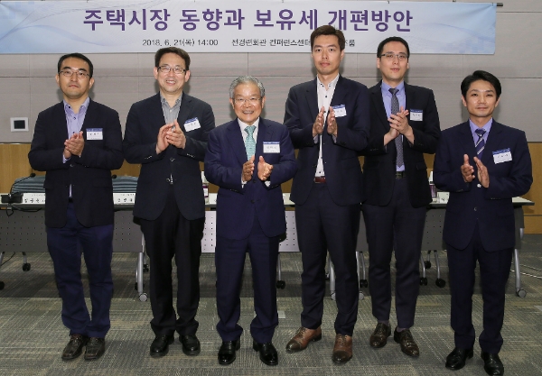 한국경제연구원은 21일 전경련회관 컨퍼런스센터에서 '주택시장 동향 및 보유세 개편방안 세미나'를 개최했다. 사진 왼쪽부터 전병욱 서울시립대 교수, 이영환 계명대 교수, 권태신 한경연 원장, 이준용 한국감정원 부장, 임동원 한경연 부연구위원, 이승석 한경연 부연구위원. / 사진=전국경제인연합회.