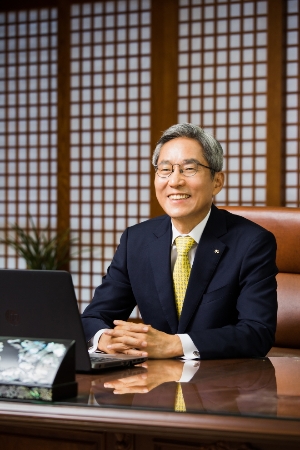 윤종규 KB금융 회장, 8월 평양 방문 추진