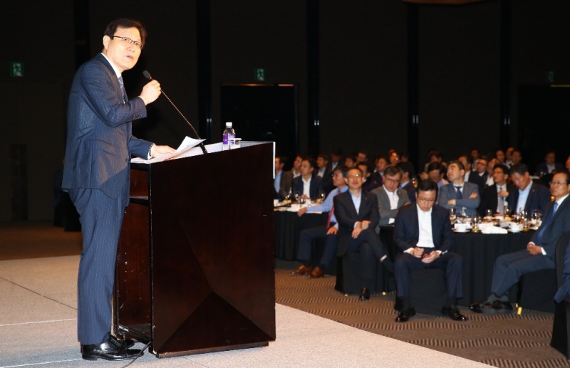 △최종구 금융위원장이 22일 플라자호텔에서 열린 금융경영진 조찬 강연회에서 '금융분야 데이터활용 및 정보보호 종합방안'을 주제로 강연을 하고 있다./사진=금융위원회