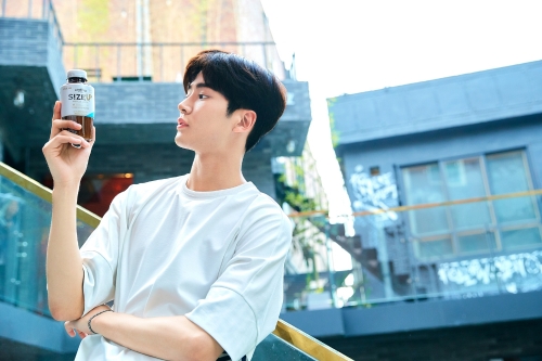 아카페라 사이즈업 모델 로운. 빙그레 제공