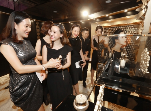 지난 21일 홍콩 리츠칼튼 호텔에서 열린 ‘2018 후 궁중연향 in 홍콩’ 행사 중 글로벌 참가자들이 제품을 살펴보고 있다. LG생활건강 제공