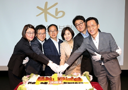 ▲ ‘KB손해보험 출범 3주년 기념식’행사에 참석한 양종희 대표이사(좌측 세번째)와 대표 부서장들이 출범 3주년을 축하하는 의미로 기념떡 컷팅식을 진행하고 있다. 사진 = KB손해보험