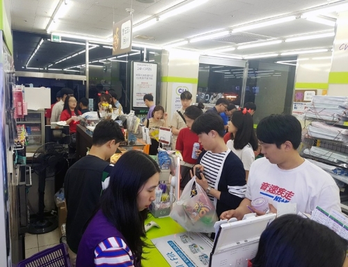 지난 23일 2018 러시아월드컵 멕시코전 길거리 응원으로 붐비는 편의점 CU. BGF 제공