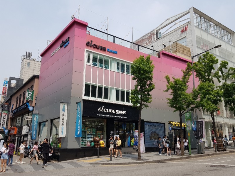 △롯데백화점이 미니백화점으로 운영하던 ‘엘큐브(el Cube) 홍대점’. 넥슨과 넷마블은 지하 1층과 1층에 각각 캐릭터스토어인 ‘네코제 스토어’와 ‘넷마블 스토어를’ 운영하고 있다 / 사진=김승한 기자
