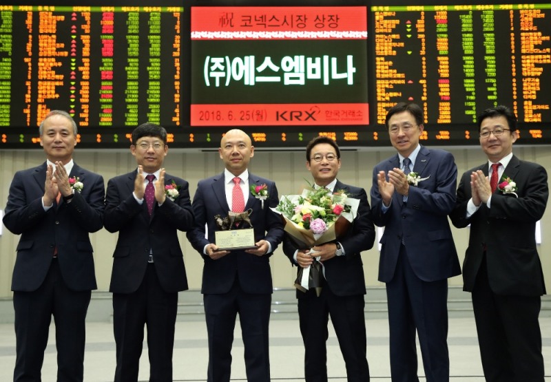 (왼쪽부터) 최규준 한국IR협의회 부회장, 정운수 한국거래소 코스닥시장본부장, 윤동률 (주)에스엠비나 대표이사, 민상식  (주)에스엠비나 회장, 홍원식 이베스트투자증권 대표이사, 최욱 코넥스협회 부회장. 사진=한국거래소