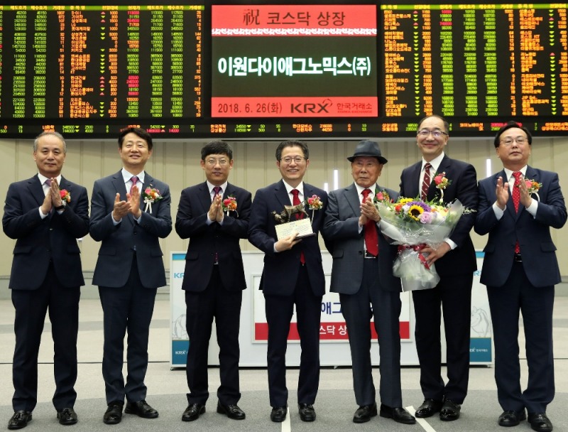 상장기념패 전달 후 기념촬영. (왼쪽부터) 최규준 한국IR협의회 부회장, 김신 SK증권 대표이사, 정운수 한국거래소 코스닥시장본부장, 신상철 이원다이애그노믹스(주) 대표이사, 이철옥 이원의료재단 회장, 이민섭 이원다이애그노믹스(주) 대표이사, 송윤진 코스닥협회 부회장. 사진=한국거래소