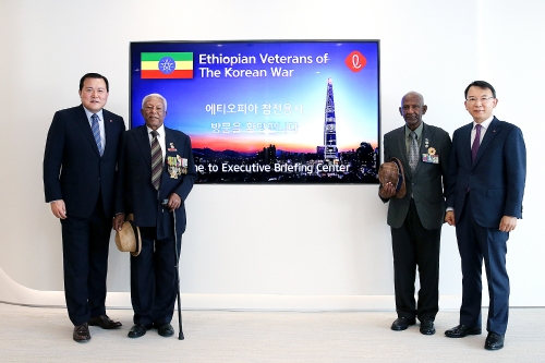 (좌측부터) 황각규 롯데지주 부회장, 멜레세 테세마 에티오피아 참전용사회장, 에스티파노스 게브레메스켈 참전용사 부회장, 오성엽 롯데지주 커뮤니케이션실장이 지난 25일 서울 잠실 롯데월드타워에서 열린 초청식에서 기념촬영을 하고 있다. 롯데지주 제공