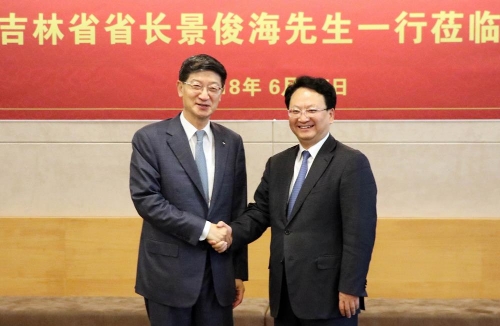 박근태 CJ대한통운 사장 겸 CJ중국본사 대표(좌측)와 징쥔하이 길림성장이 지난 25일 서울 중구 CJ인재원에서 오찬을 갖고 기념촬영을 하고 있다. CJ대한통운 제공