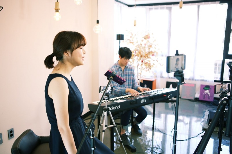 △인디밴드 가을방학의 보컬 계피가 G7씽큐로 라이브 촬영을 하고 있다 / 사진=LG전자