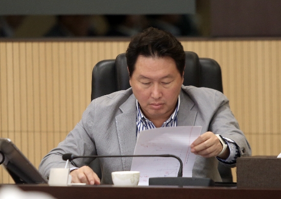 26일 최태원 SK그룹 회장이 경기 이천 SKMS연구소에서 열린 2018 확대경영회의에 참석, 글로벌 성장과 일하는 방식의 혁신에 대한 각 관계사 CEO들의 발표 내용을 듣고 있다. 사진=SK.
