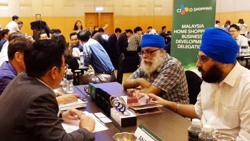 지난 26일 말레이시아 쿠알라룸푸르에서 진행된 CJ오쇼핑 ‘2018년 홈쇼핑 시장 개척단’ 수출상담회에서 중소기업 직원들이 현지 바이어와 상담을 진행하고 있는 모습. CJ오쇼핑 제공