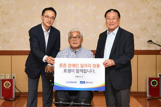 효성이 27일 에덴복지재단을 방문해 ‘컴브릿지’ 사업 후원 전달식을 가졌다. (왼쪽부터 효성 커뮤니케이션실 이정원 상무, 에덴복지재단 정덕환 회장, 김학수 이사장). 사진=효성.