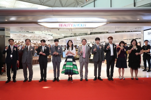 (좌측부터) 김진혁 호텔신라 해외운영총괄 상무, 한인규 호텔신라 TR부문 사장, 그룹 하이라이트 양요섭, 이기광, 이부진 호텔신라 사장, 프레드 람 홍콩 첵랍콕국제공항사장, 용준형, 손동운, 씨시 찬 홍콩 첵랍콕국제공항 상업처장, 앨리스 우 신라면세점 홍콩 첵랍콕국제공항점 앨리스 우 최고운영매니저가 28일 홍콩 첵랍콕국제공항점 오픈식을 열고 기념촬영을 하고 있다. 호텔신라 제공