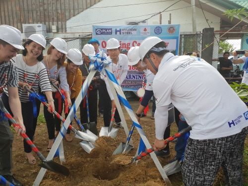 26일 필리핀 북사마르주 카타르만에서 열린 직업훈련센터 착공식에서 관계자들이 타임캡슐을 땅에 묻고 있다. 사진= 현대제철.