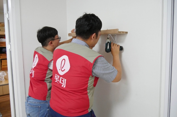 롯데건설 임직원들이 28일 부산 남구에서 '러브하우스' 봉사활동을 펼쳤다. / 사진=롯데건설.