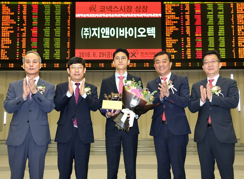 한국거래소 코스닥시장본부는 29일 오전 8시40분 서울사옥 홍보관에서 여성 위생용품(면생리대) 전문업체인 지앤이바이오텍의 코넥스시장 신규상장기념식을 개최했다. 상장기념패 전달 후 기념촬영. (왼쪽부터) 최규준 한국IR협의회 부회장, 정운수 한국거래소 코스닥시장본부장, 장영민 (주)지앤이바이오텍 대표이사, 배기주 하나금융투자 IB그룹장, 최욱 코넥스협회 부회장. 사진=한국거래소