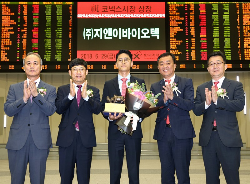 한국거래소 코스닥시장본부는 29일  오전 8시40분 서울사옥 홍보관에서 여성 위생용품(면생리대) 전문업체인 지앤이바이오텍의 코넥스시장 신규상장기념식을 개최했다. 상장기념패 전달 후 기념촬영. (왼쪽부터) 최규준 한국IR협의회 부회장, 정운수 한국거래소 코스닥시장본부장, 장영민 (주)지앤이바이오텍 대표이사, 배기주 하나금융투자 IB그룹장, 최욱 코넥스협회 부회장. 사진=한국거래소