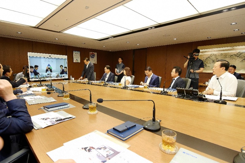 지난 18일 을지로 본점에서 김도진 은행장(오른쪽 끝)을 비롯한 기업은행 임직원들이 영상회의시스템 시연회를 하고 있는 모습 / 사진= 기업은행